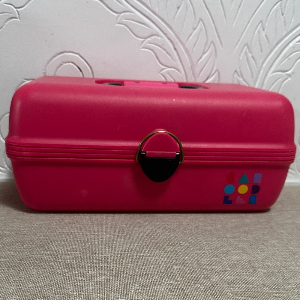vintage Caboodles cosmetic case in pink